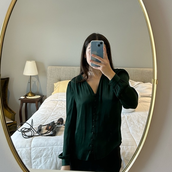 Soft satin v neck blouse banana republic - Picture 3 of 3